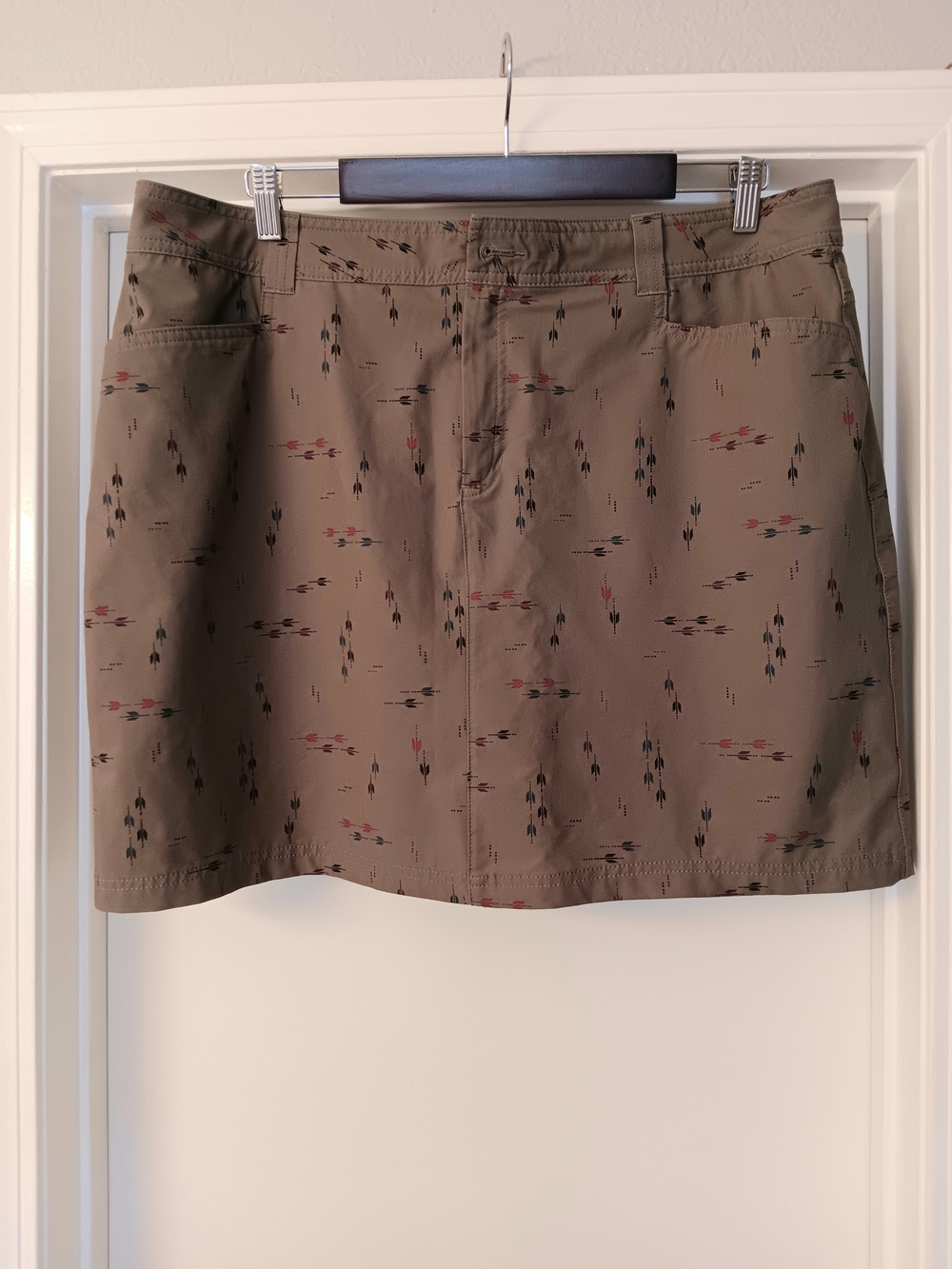 Eddie Bauer Green Printed Women’s Skort with Subtle Rust and Navy Accents